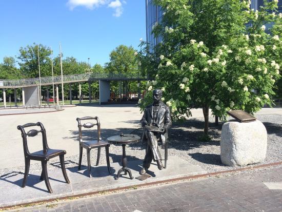 Statue of Peter Carl Faberge