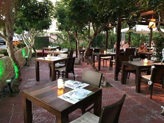 Kuzina Galerie Traditional Restaurant