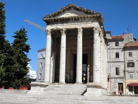 Augustuksen temppeli