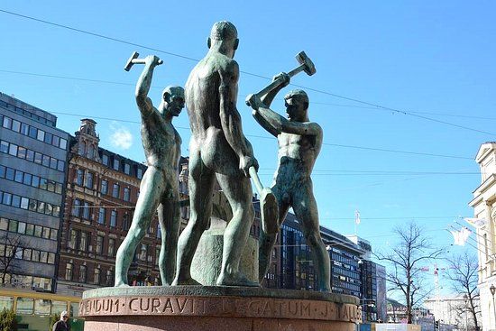 Kolmen sepän patsas